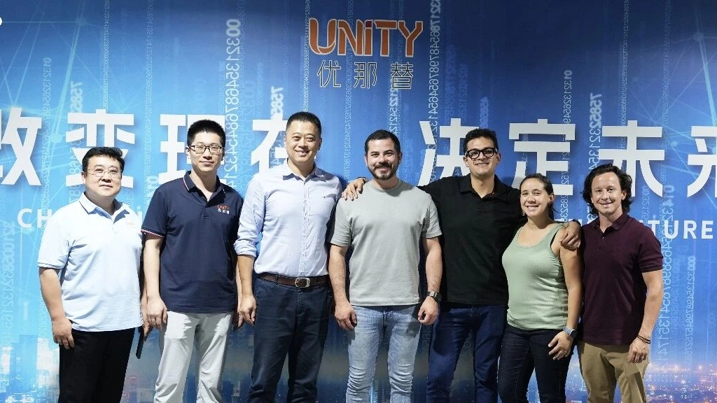 Clienti messicani visitano UNITY Robotics per valutare le macchine per la decalice delle fragole
